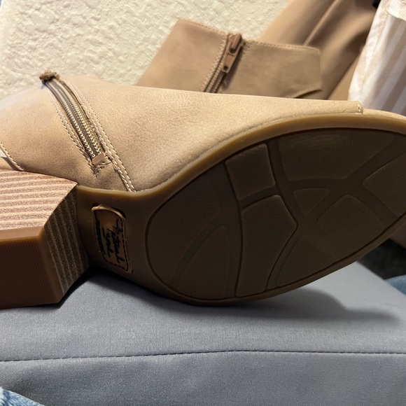 Beautiful Booties - Picture 3 of 3